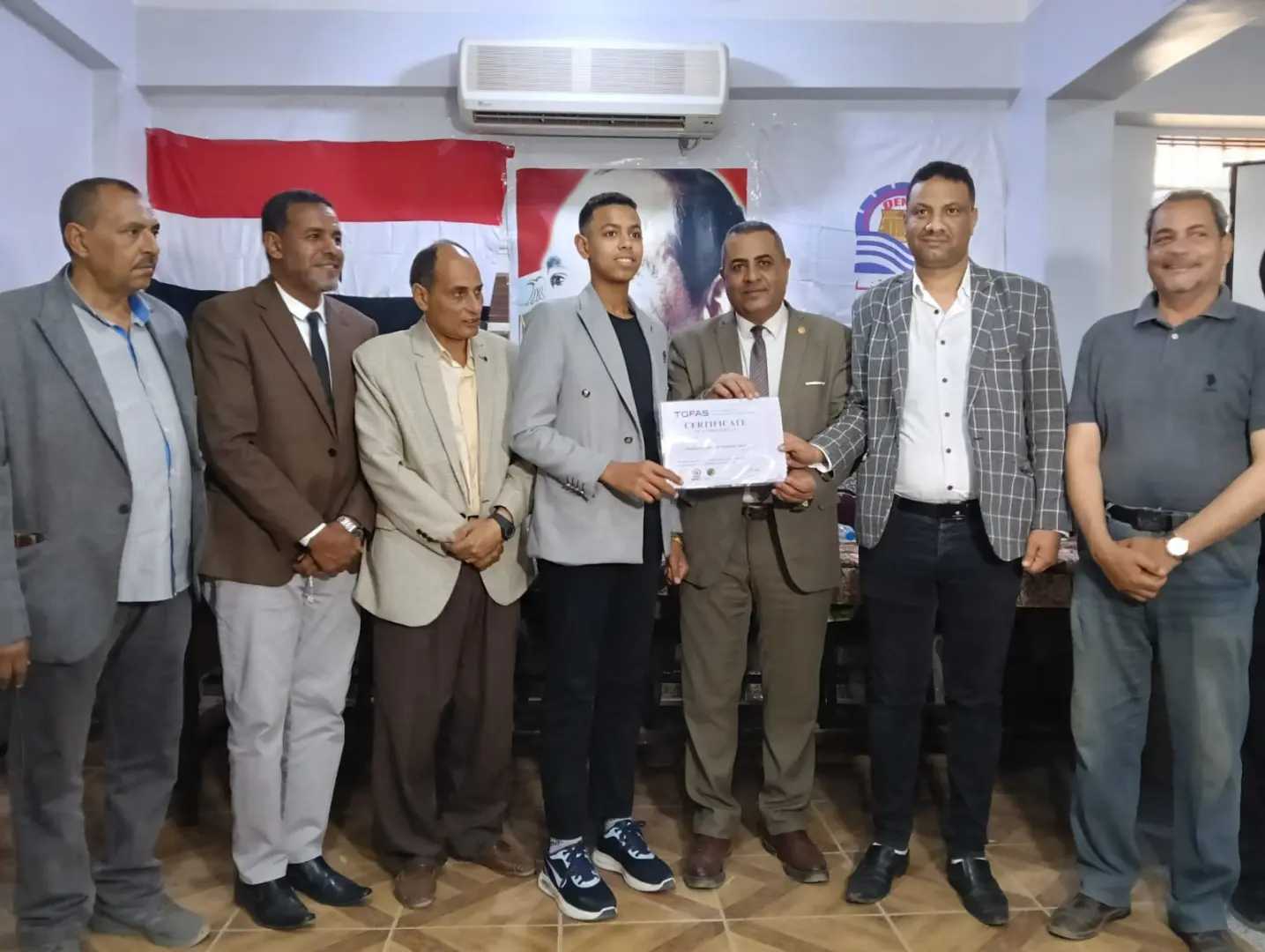 "عبدالمحسن" يكرم 29 طالبًا بتعليم قنا لحصولهم على شهادات دولية من “توفاس” اليابانية - 1000542922