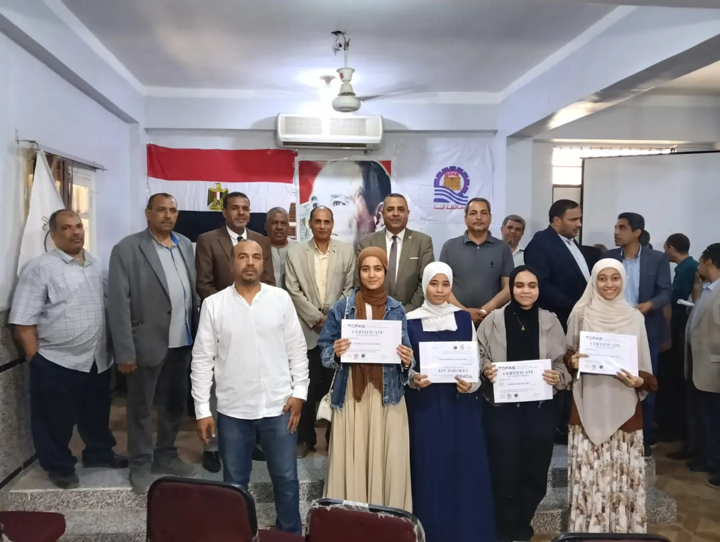 "عبدالمحسن" يكرم 29 طالبًا بتعليم قنا لحصولهم على شهادات دولية من “توفاس” اليابانية - 1000542926