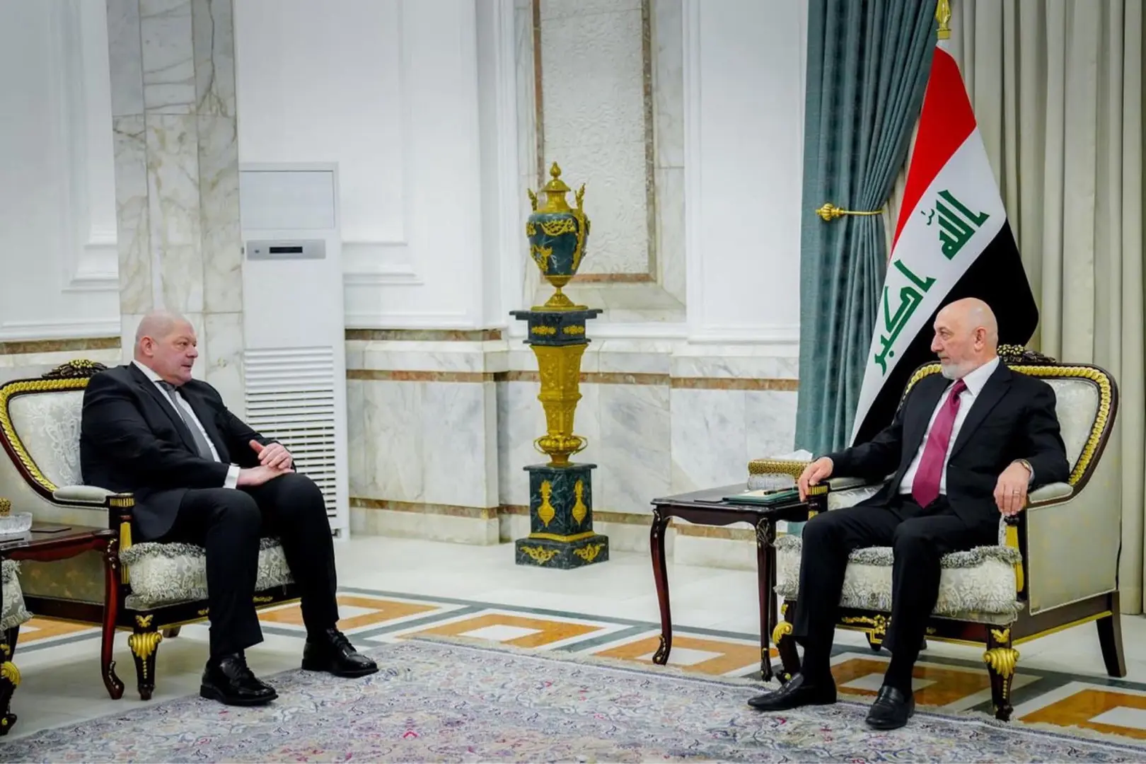 السفير المصري يلتقي رئيس جمهورية العراق ويؤكد حرص القاهرة على تعزيز التعاون الثنائي