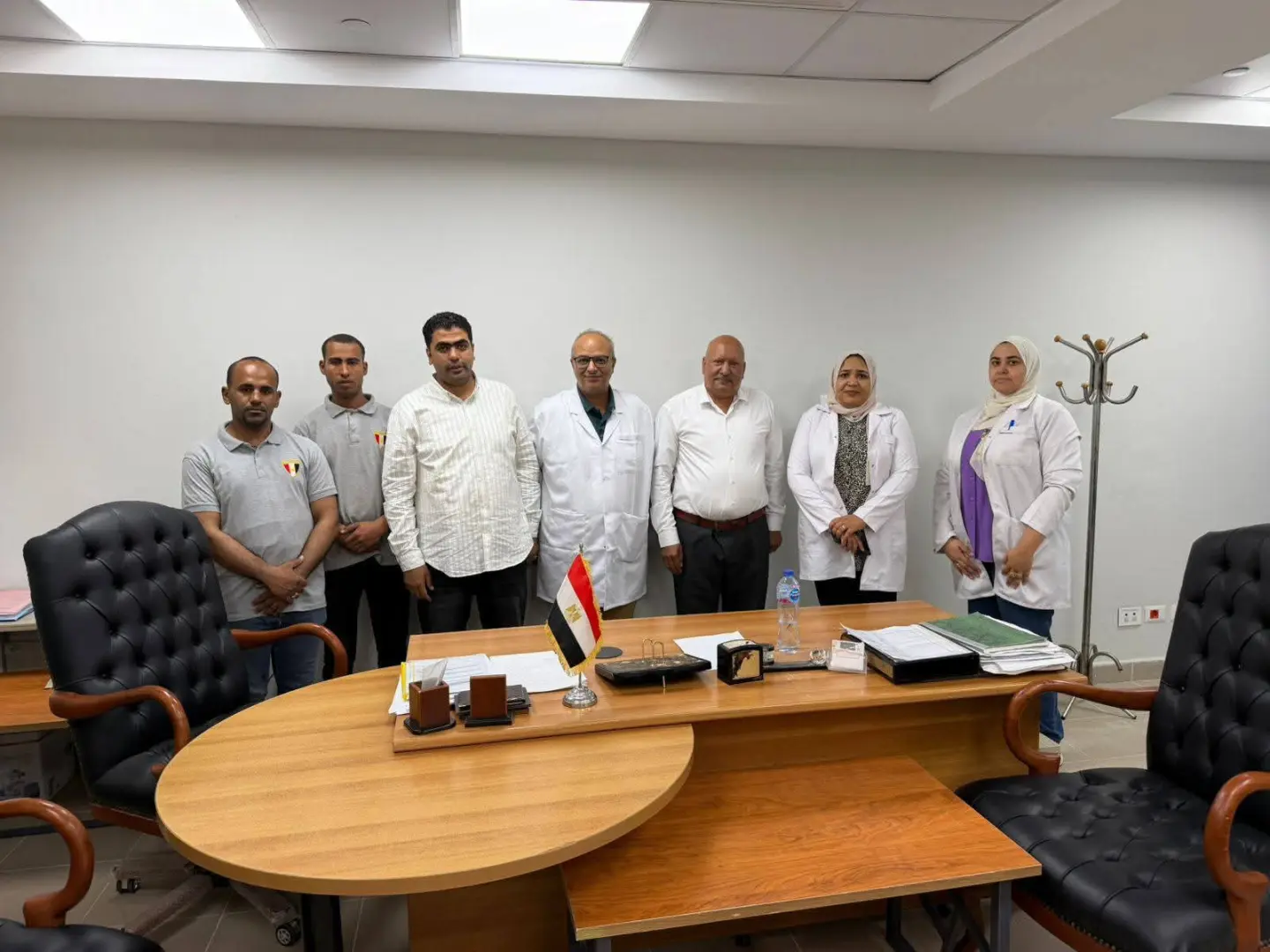 نموذج مشرف.. عاملا أمن بمستشفى الغردقة العام يعيدان حقيبة بها 36 ألف جنيه لصاحبها