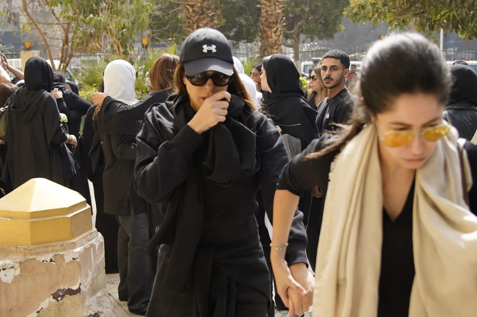 انهيار ريم مصطفى في جنازة والدتها بمسجد أسد بن الفرات.. وتطورات مسلسل “فن الحرب”