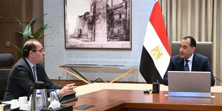 رئيس الوزراء يستعرض مع وزير المالية أبرز النشاطات واللقاءات في اجتماعات صندوق النقد والبنك الدوليين بواشنطن - 1000546951
