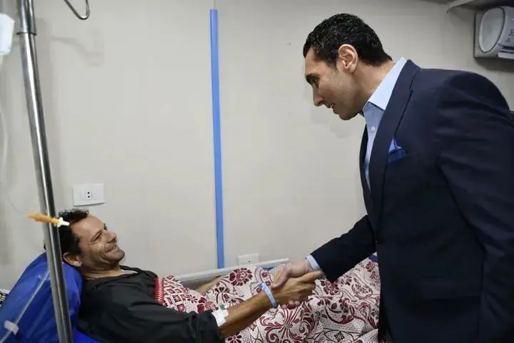 أصيب أثناء تأدية عمله.. وزير الشباب والرياضة يزور عامل نظافة بنادي النادي للاطمئنان على حالته الصحية
