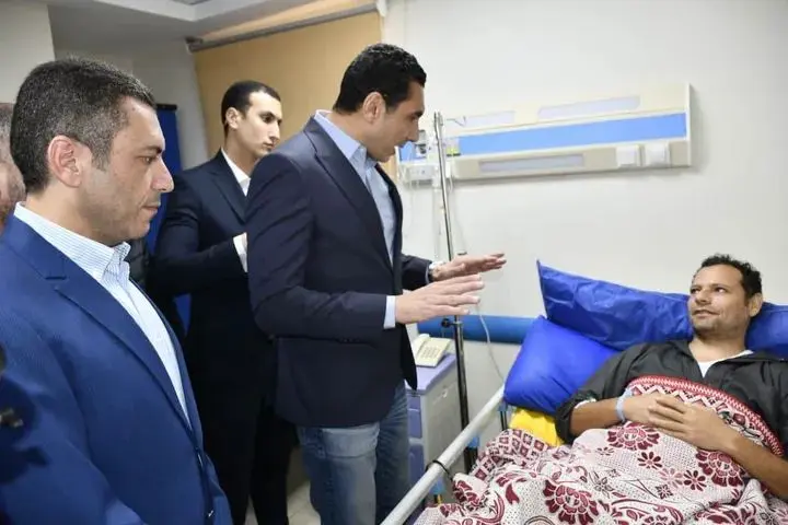 أصيب أثناء تأدية عمله.. وزير الشباب والرياضة يزور عامل نظافة بنادي النادي للاطمئنان على حالته الصحية - 1000547149