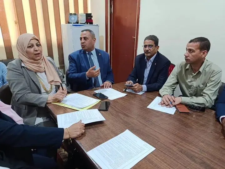 تعليم قنا تواجه التسرب المدرسي بخطة شاملة وتشكيل فرق متابعة بكل الإدارات التعليمية - 1000549655