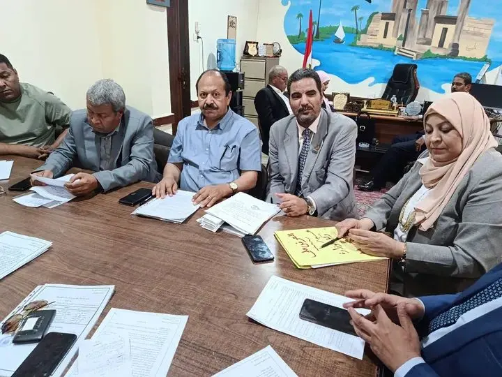 تعليم قنا تواجه التسرب المدرسي بخطة شاملة وتشكيل فرق متابعة بكل الإدارات التعليمية - 1000549658