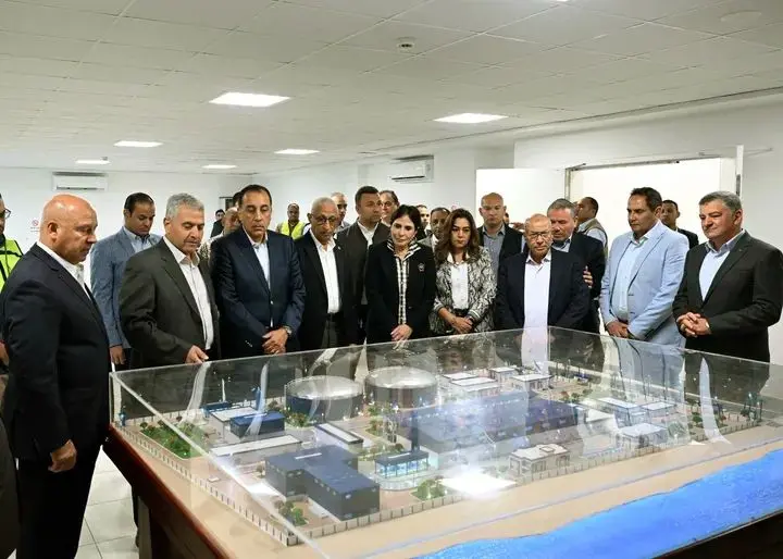 رئيس الوزراء يتفقد محطة تحلية مياه البحر بمدينة العريش - 1000549876