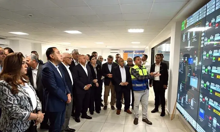 رئيس الوزراء يتفقد محطة تحلية مياه البحر بمدينة العريش - 1000549878