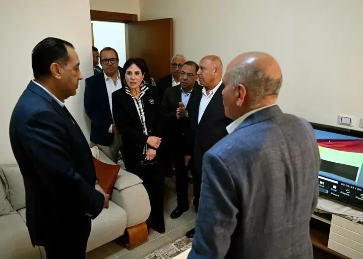 مدبولى يتابع الموقف التنفيذي لمشروع إنشاء 17 تجمعاً تنموياً حضرياً بمركزي رفح والشيخ زويد - 1000549922