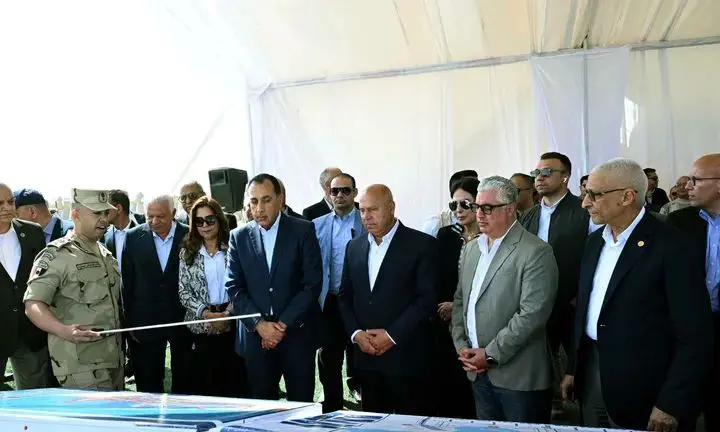 رئيس الوزراء يتفقد مشروع تطوير ميناء العريش البحري - 1000549933