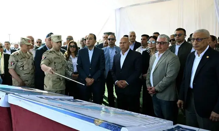 رئيس الوزراء يتفقد مشروع تطوير ميناء العريش البحري - 1000549935