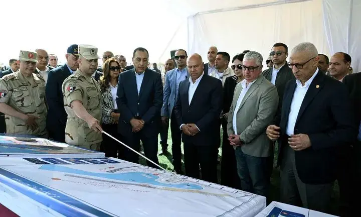 رئيس الوزراء يتفقد مشروع تطوير ميناء العريش البحري - 1000549936