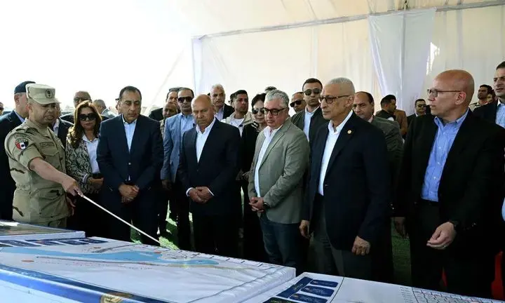 رئيس الوزراء يتفقد مشروع تطوير ميناء العريش البحري - 1000549938