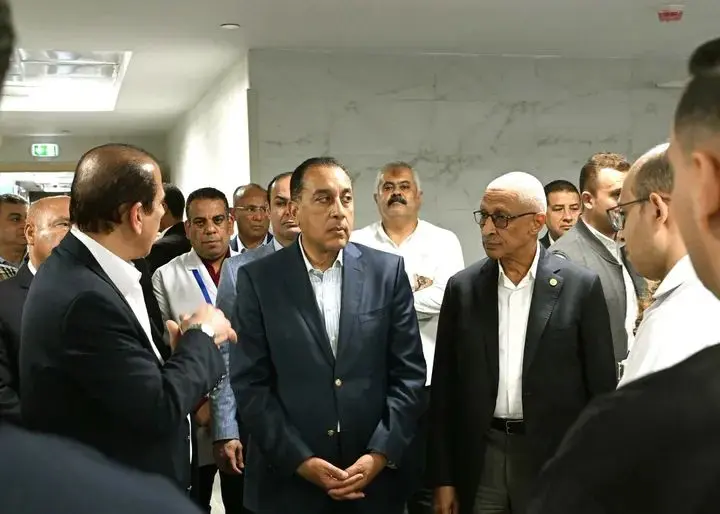 رئيس الوزراء يتفقد مبني الغسيل الكلوي الجديد بمستشفى العريش العام - 1000549946