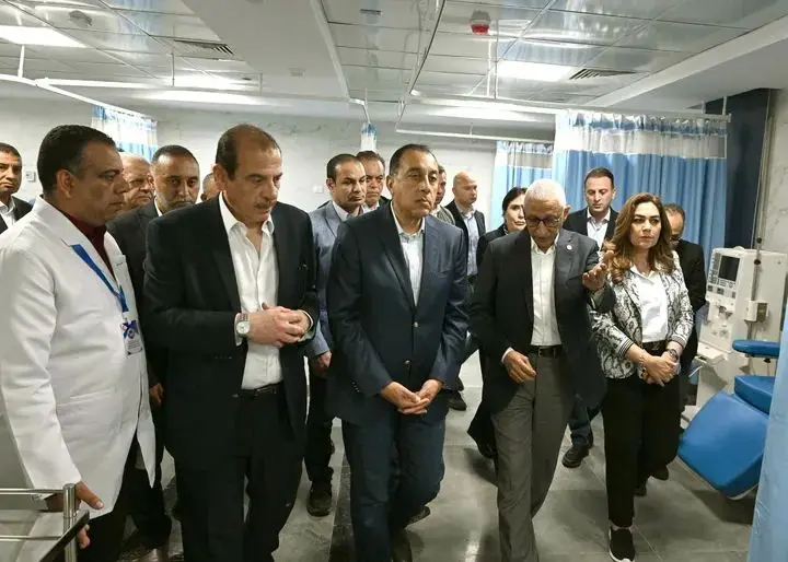 رئيس الوزراء يتفقد مبني الغسيل الكلوي الجديد بمستشفى العريش العام - 1000549948