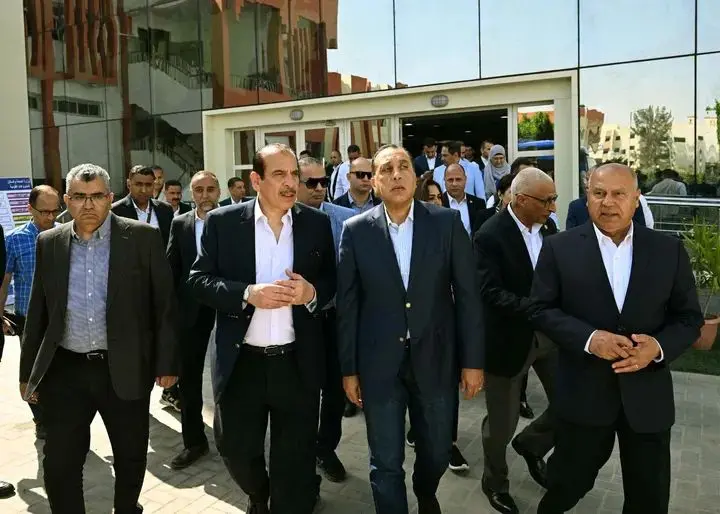 رئيس الوزراء يتفقد مبني الغسيل الكلوي الجديد بمستشفى العريش العام - 1000549950