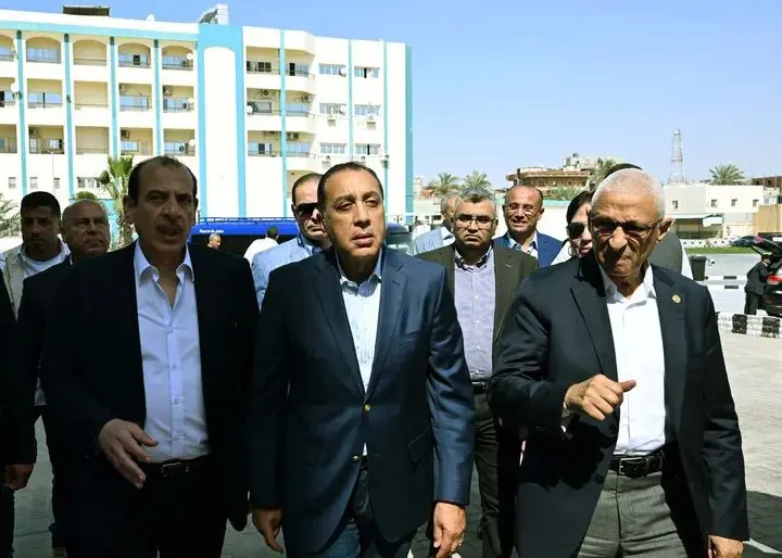 رئيس الوزراء يتفقد مبني الغسيل الكلوي الجديد بمستشفى العريش العام - 1000549951