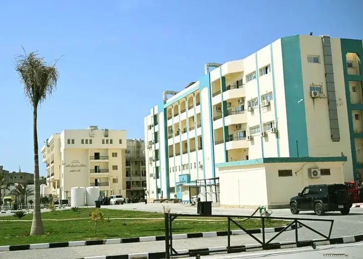 رئيس الوزراء يتفقد مبني الغسيل الكلوي الجديد بمستشفى العريش العام - 1000549955