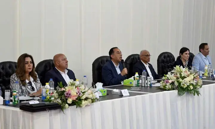 رئيس الوزراء يلتقي عدداً من أعضاء مجلسي النواب والشيوخ وكبار مشايخ وعواقل سيناء