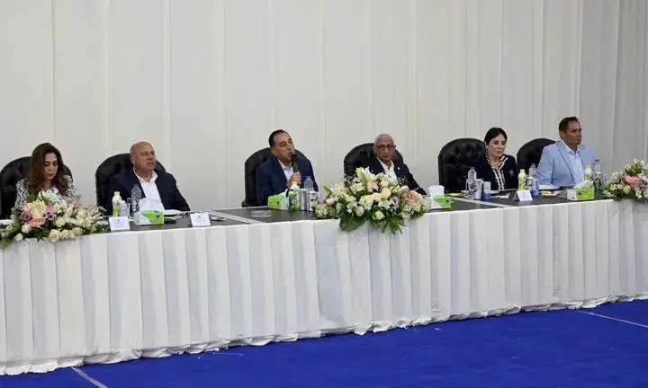 رئيس الوزراء يلتقي عدداً من أعضاء مجلسي النواب والشيوخ وكبار مشايخ وعواقل سيناء - 1000550079