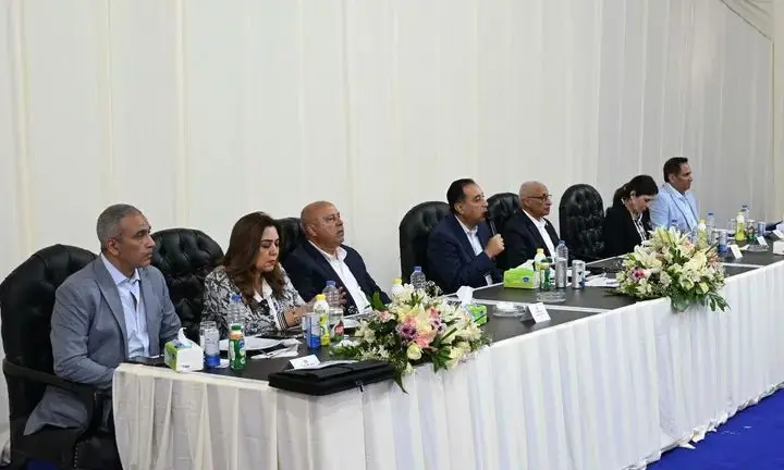 رئيس الوزراء يلتقي عدداً من أعضاء مجلسي النواب والشيوخ وكبار مشايخ وعواقل سيناء - 1000550080