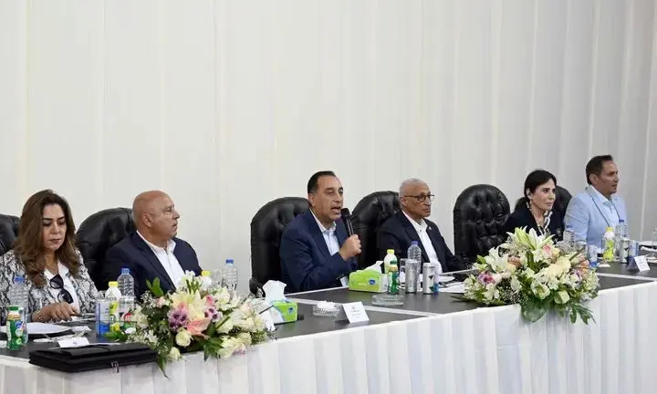 رئيس الوزراء يلتقي عدداً من أعضاء مجلسي النواب والشيوخ وكبار مشايخ وعواقل سيناء - 1000550082