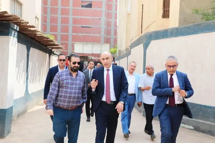 وزير التعليم يتفقد عددًا من مدارس المرج لمتابعة خطة انهاء الفترات المسائية للمرحلة الابتدائية - 1000550351