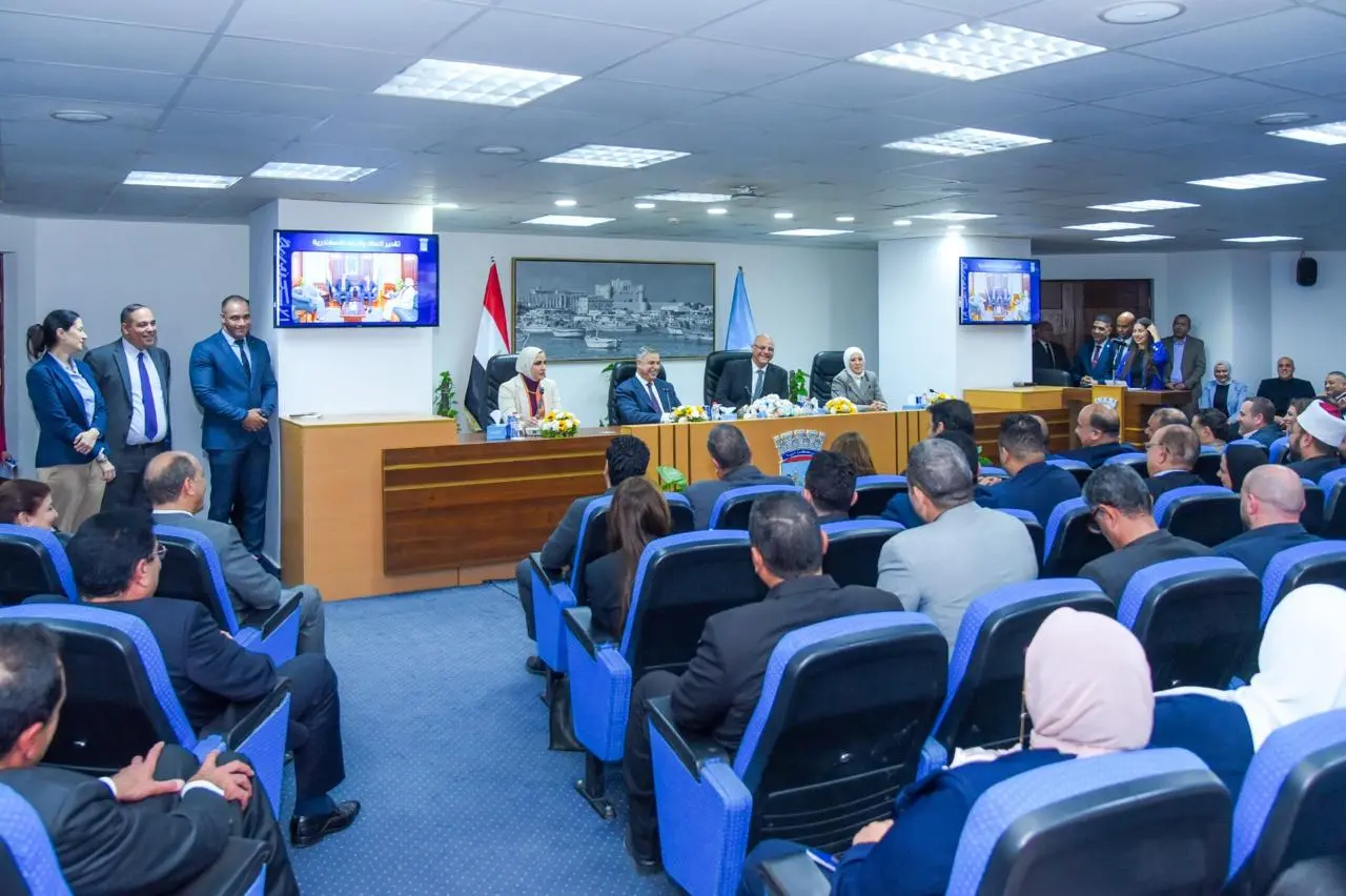 محافظ الإسكندرية يكرم الفريق أحمد خالد حسن سعيد المحافظ السابق - 1000550596
