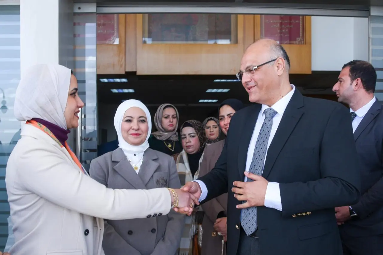محافظ الإسكندرية يكرم الفريق أحمد خالد حسن سعيد المحافظ السابق - 1000550597