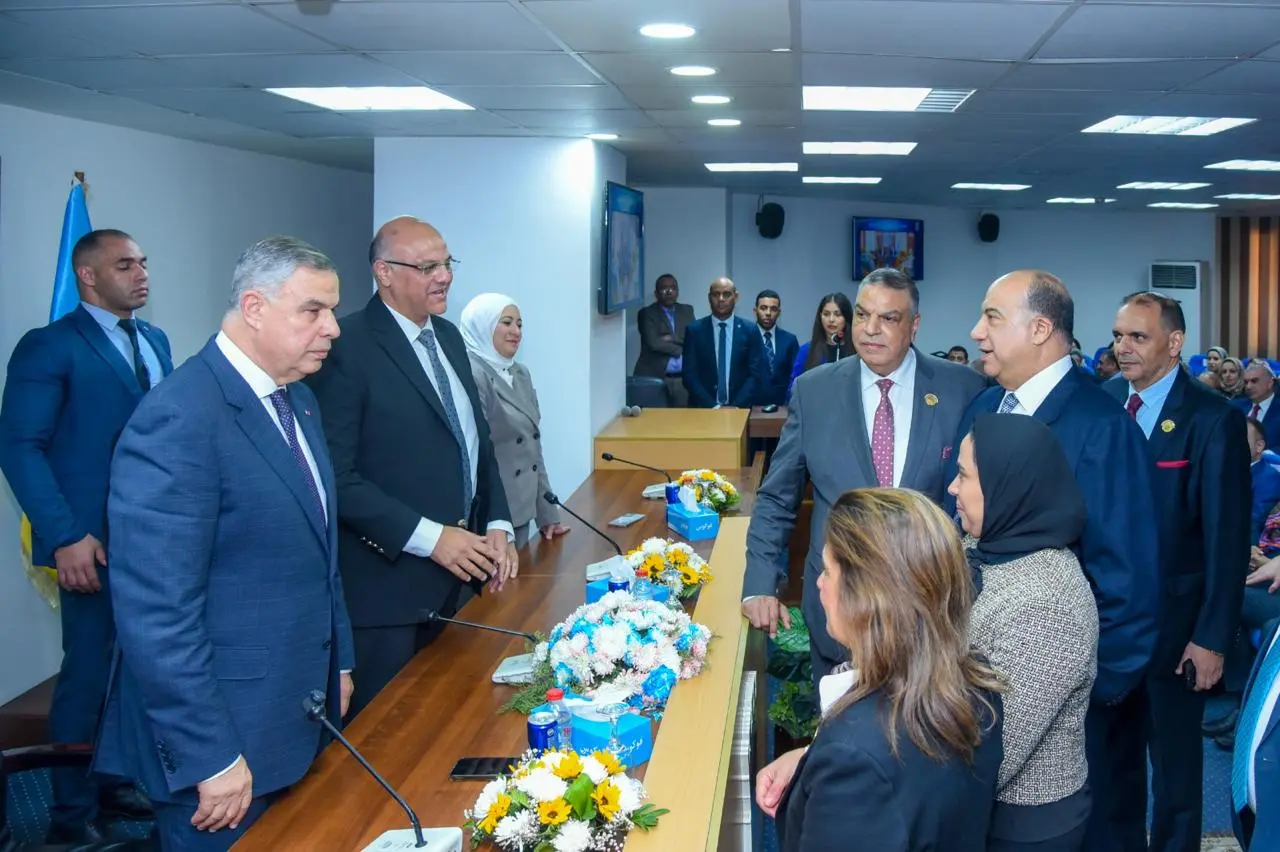 محافظ الإسكندرية يكرم الفريق أحمد خالد حسن سعيد المحافظ السابق - 1000550598
