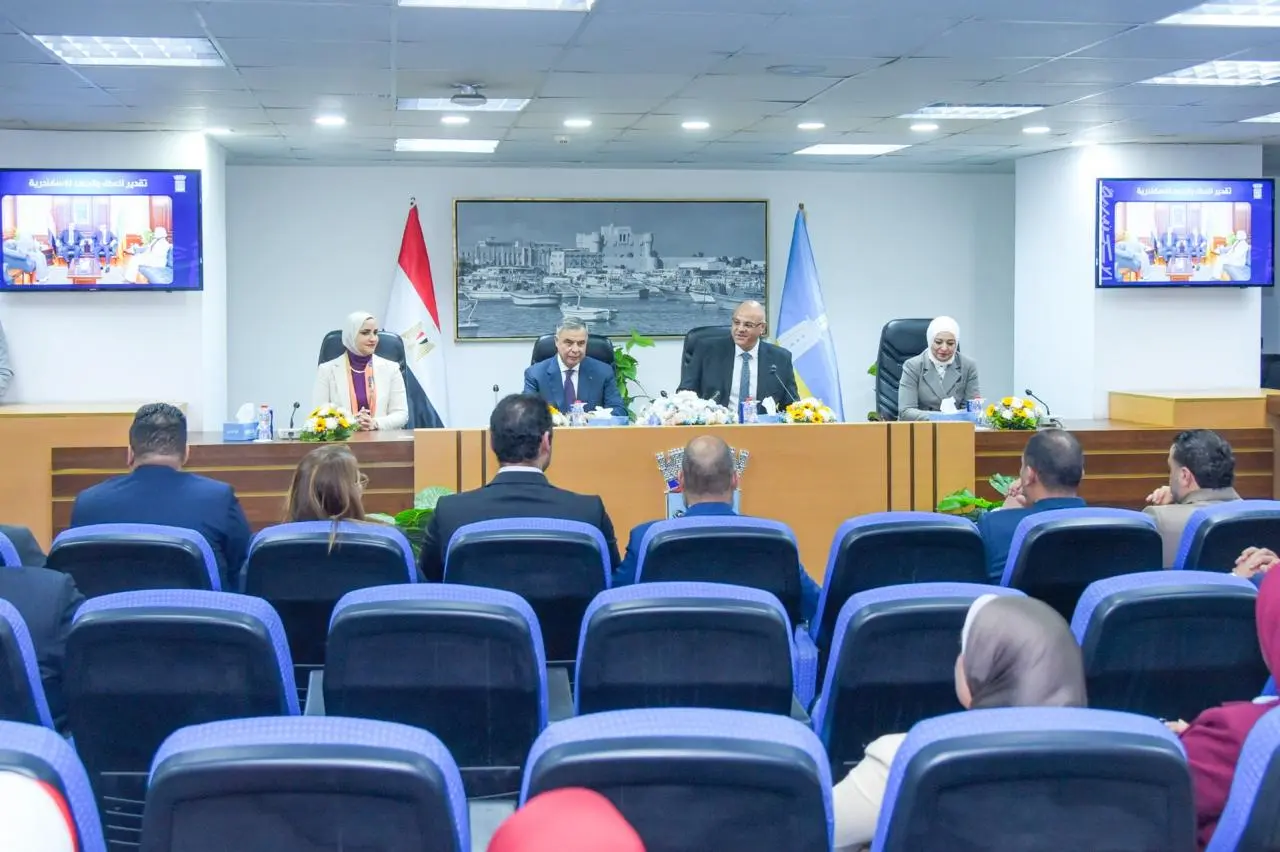 محافظ الإسكندرية يكرم الفريق أحمد خالد حسن سعيد المحافظ السابق - 1000550599