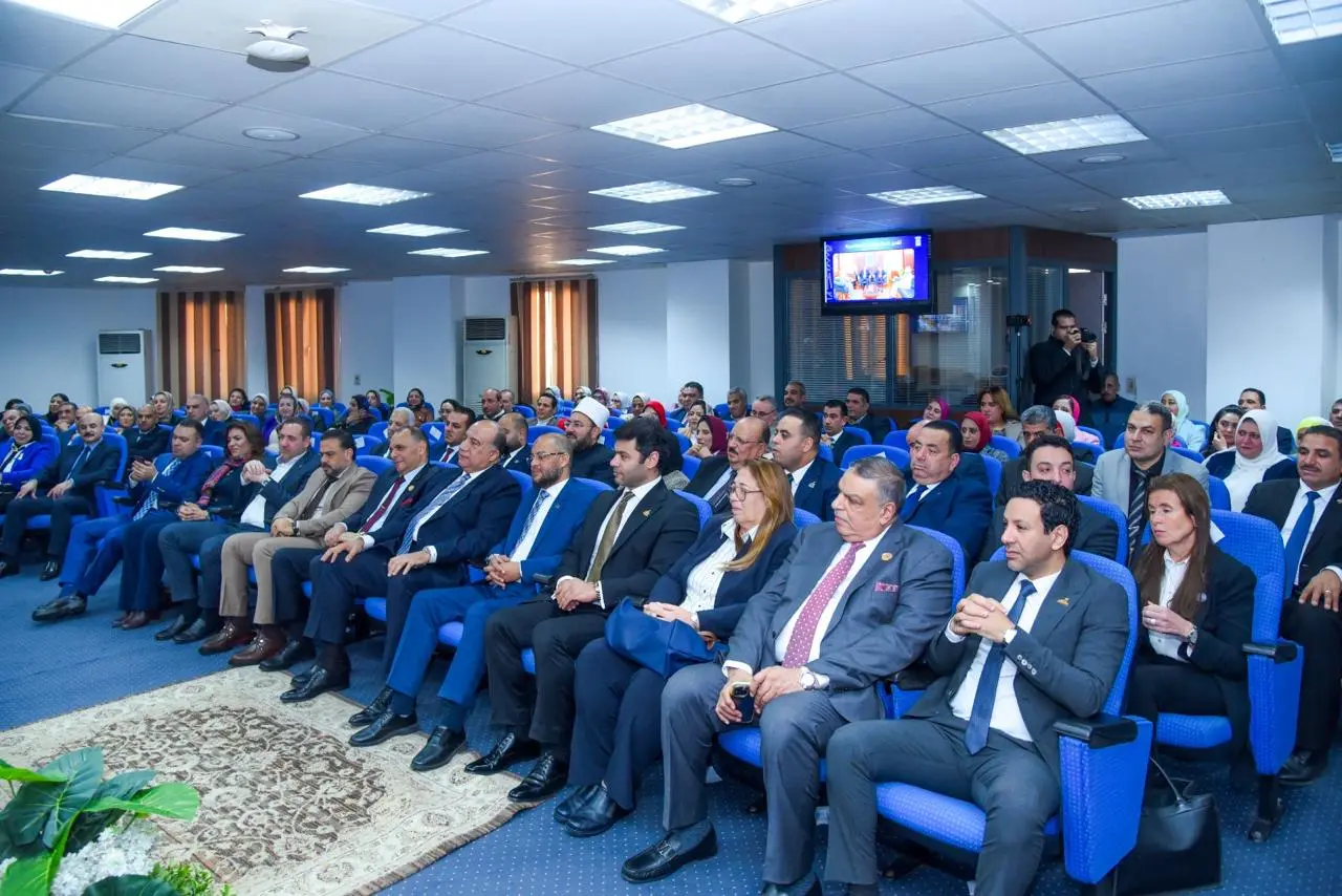 محافظ الإسكندرية يكرم الفريق أحمد خالد حسن سعيد المحافظ السابق - 1000550606