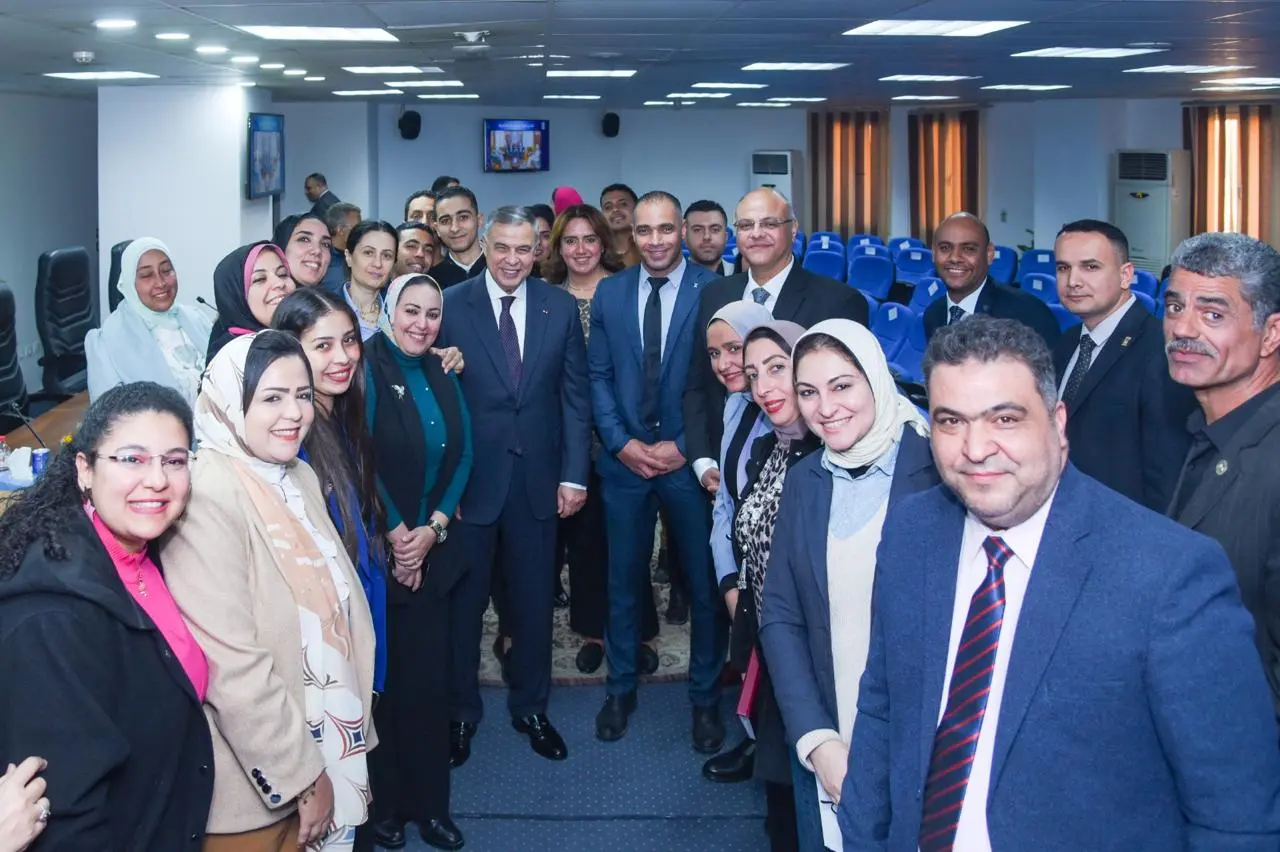 محافظ الإسكندرية يكرم الفريق أحمد خالد حسن سعيد المحافظ السابق - 1000550614