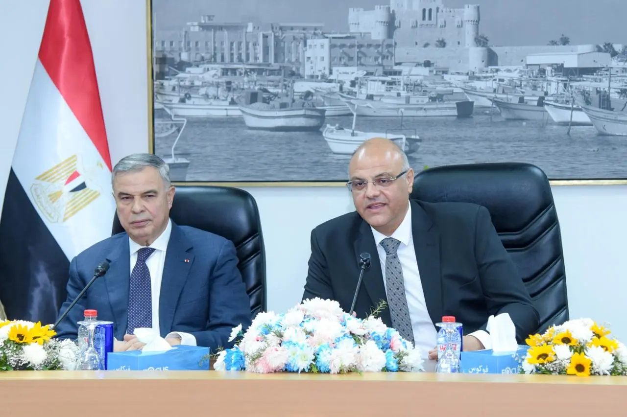 محافظ الإسكندرية يكرم الفريق أحمد خالد حسن سعيد المحافظ السابق - 1000550616