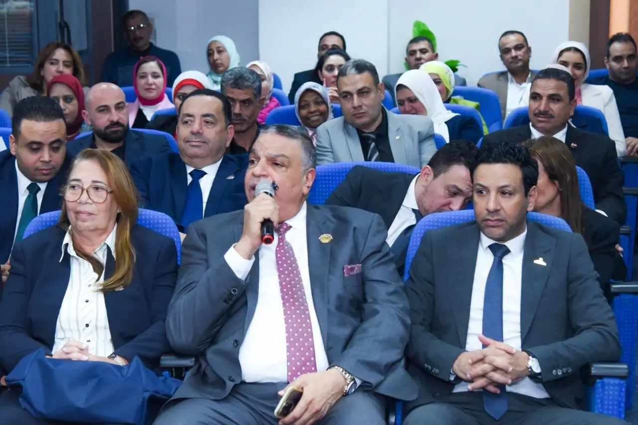 محافظ الإسكندرية يكرم الفريق أحمد خالد حسن سعيد المحافظ السابق - 1000550617