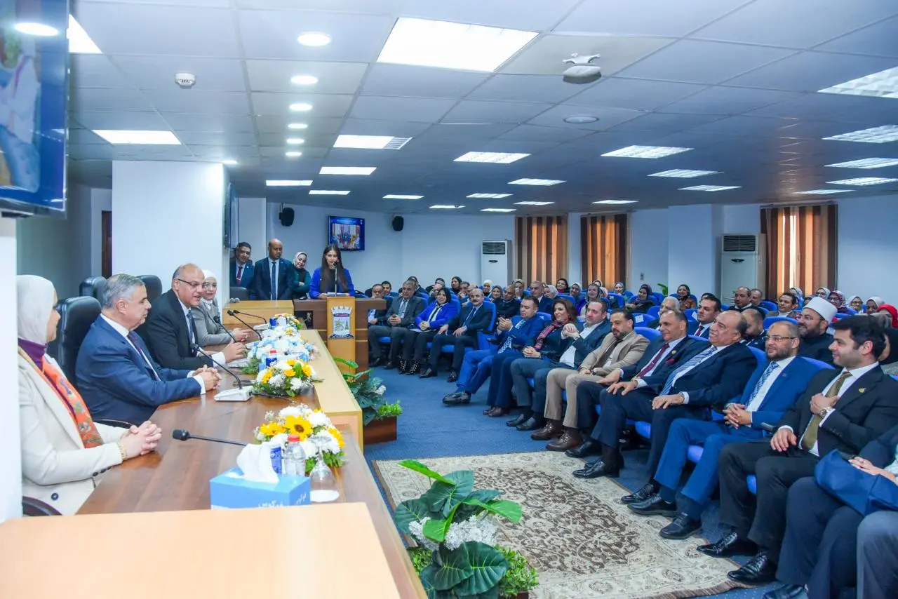 محافظ الإسكندرية يكرم الفريق أحمد خالد حسن سعيد المحافظ السابق - 1000550619