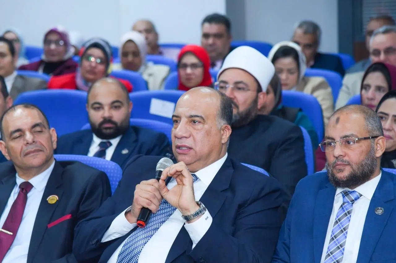 محافظ الإسكندرية يكرم الفريق أحمد خالد حسن سعيد المحافظ السابق - 1000550621