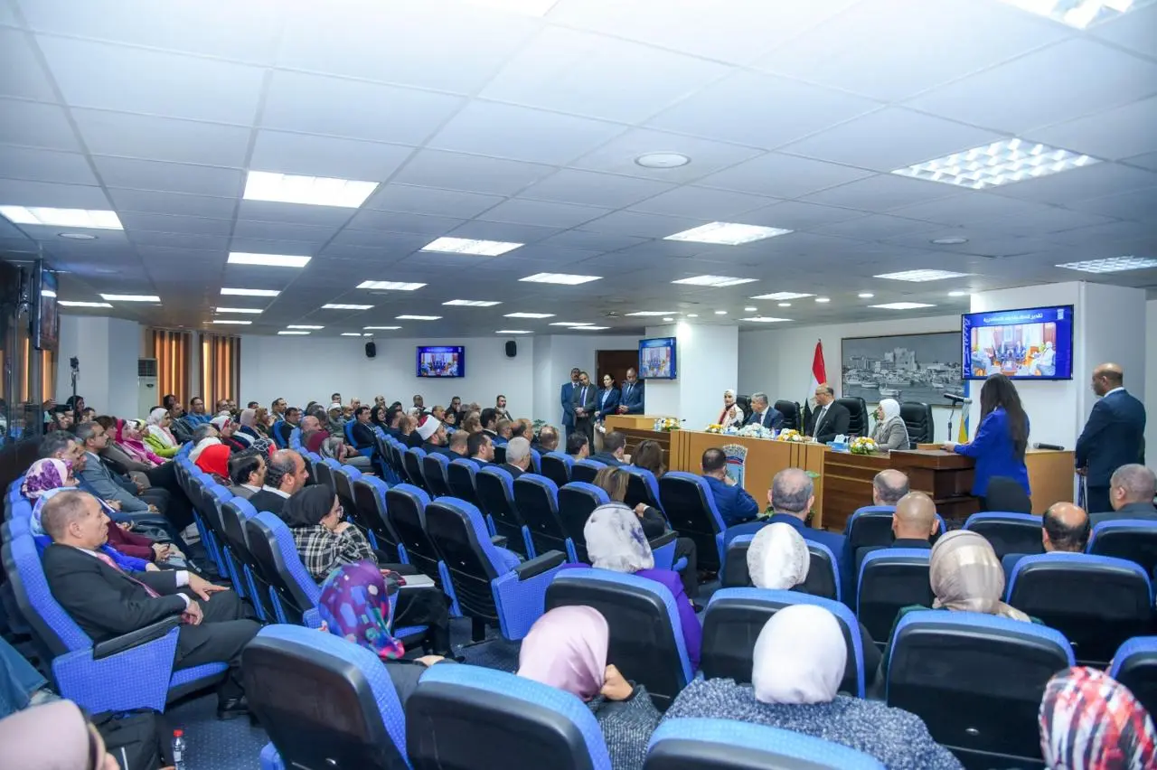 محافظ الإسكندرية يكرم الفريق أحمد خالد حسن سعيد المحافظ السابق - 1000550622