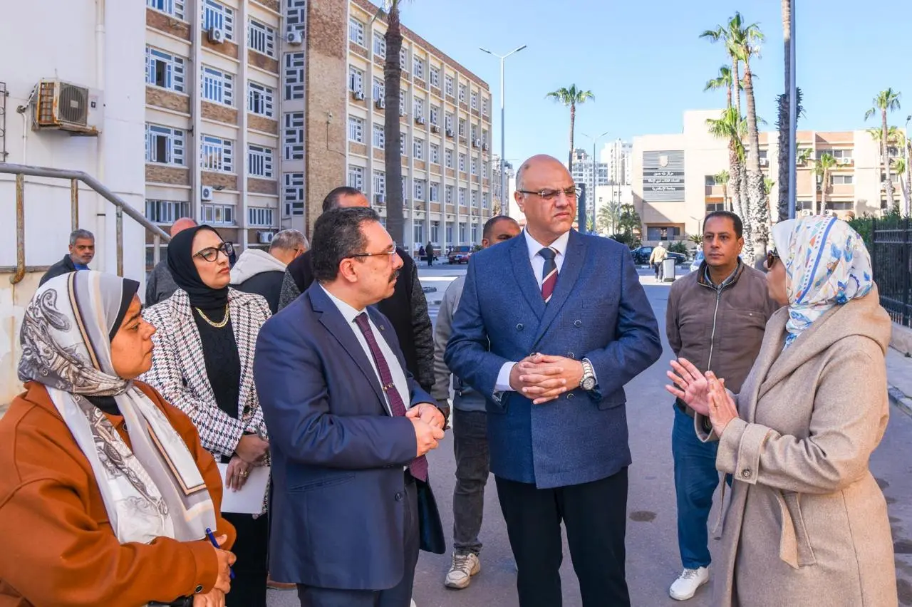 محافظ الإسكندرية يبحث مع رئيس الجامعة لتوفير أماكن استراحة لمرافقي مرضى مستشفى الشاطبي - 1000552330