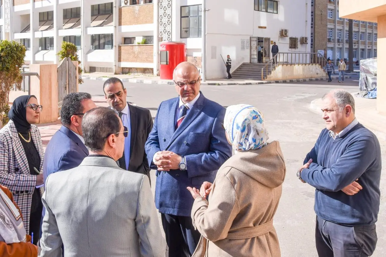 محافظ الإسكندرية يبحث مع رئيس الجامعة لتوفير أماكن استراحة لمرافقي مرضى مستشفى الشاطبي - 1000552332