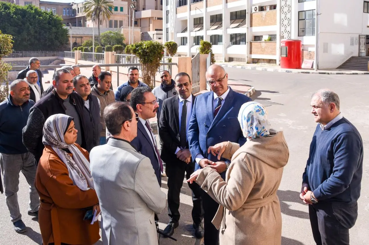 محافظ الإسكندرية يبحث مع رئيس الجامعة لتوفير أماكن استراحة لمرافقي مرضى مستشفى الشاطبي - 1000552333