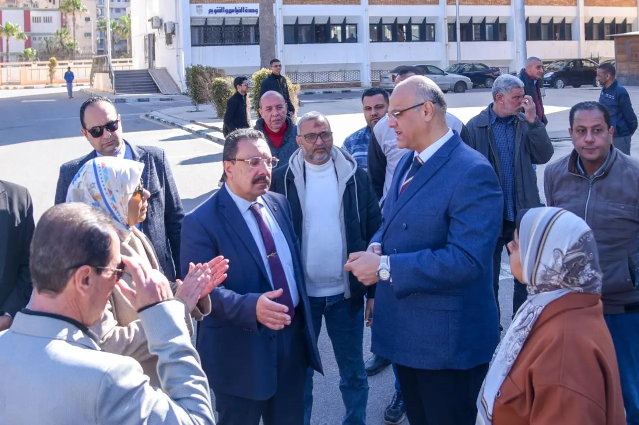 محافظ الإسكندرية يبحث مع رئيس الجامعة لتوفير أماكن استراحة لمرافقي مرضى مستشفى الشاطبي - 1000552334