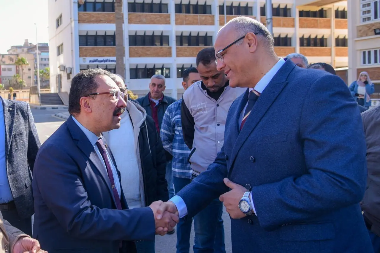 محافظ الإسكندرية يبحث مع رئيس الجامعة لتوفير أماكن استراحة لمرافقي مرضى مستشفى الشاطبي - 1000552337