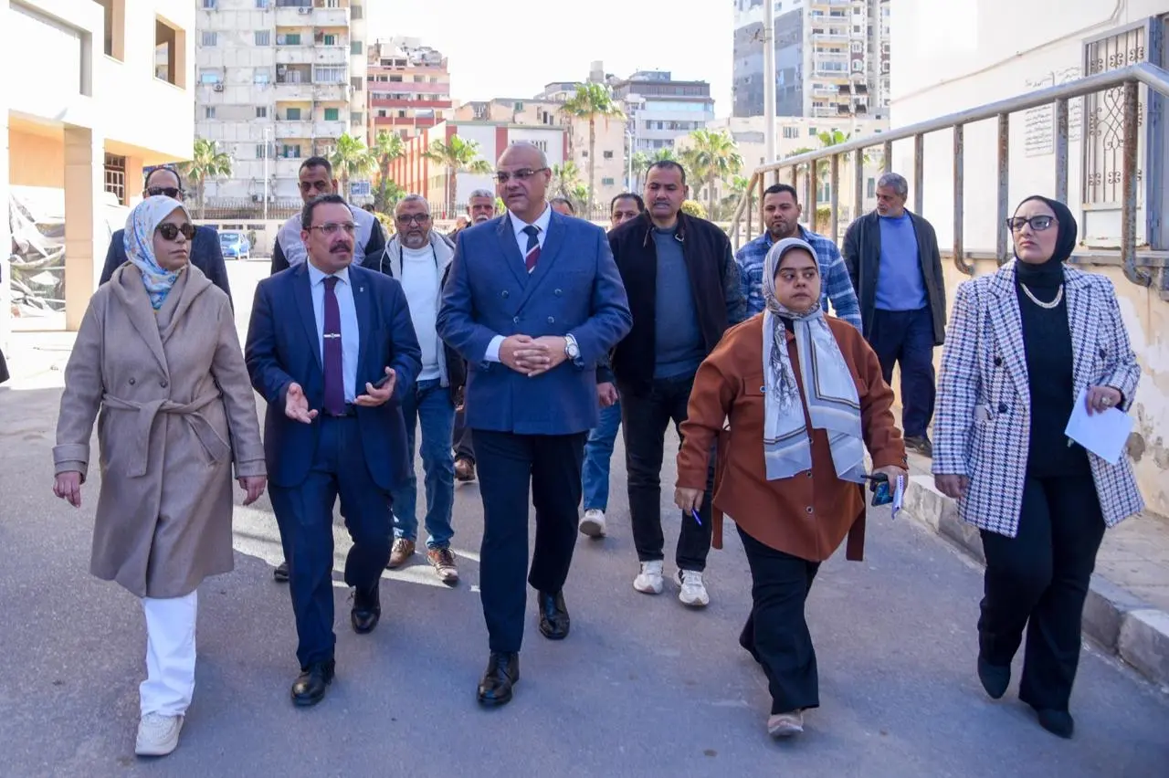 محافظ الإسكندرية يبحث مع رئيس الجامعة لتوفير أماكن استراحة لمرافقي مرضى مستشفى الشاطبي - 1000552338