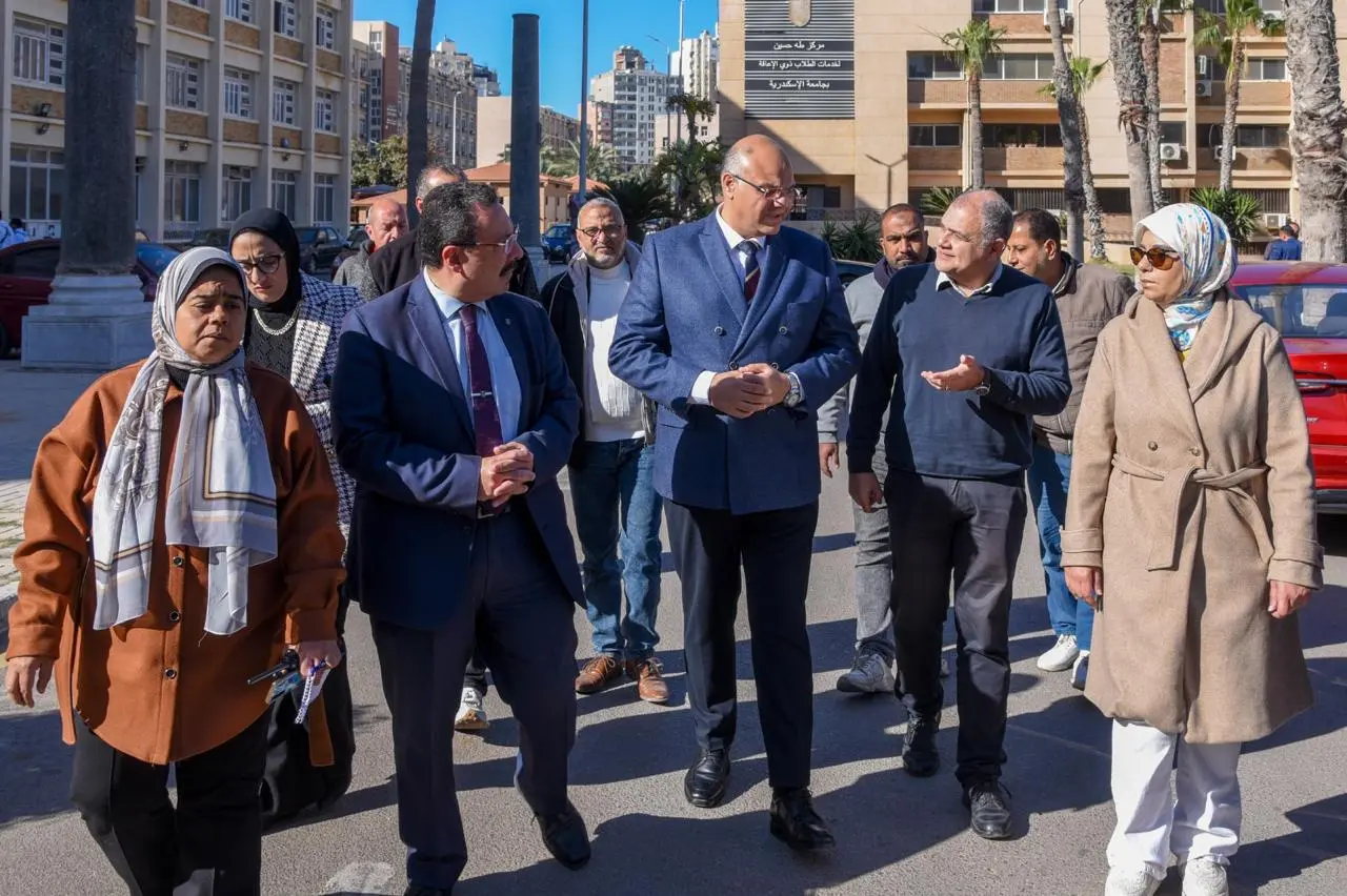 محافظ الإسكندرية يبحث مع رئيس الجامعة لتوفير أماكن استراحة لمرافقي مرضى مستشفى الشاطبي - 1000552339