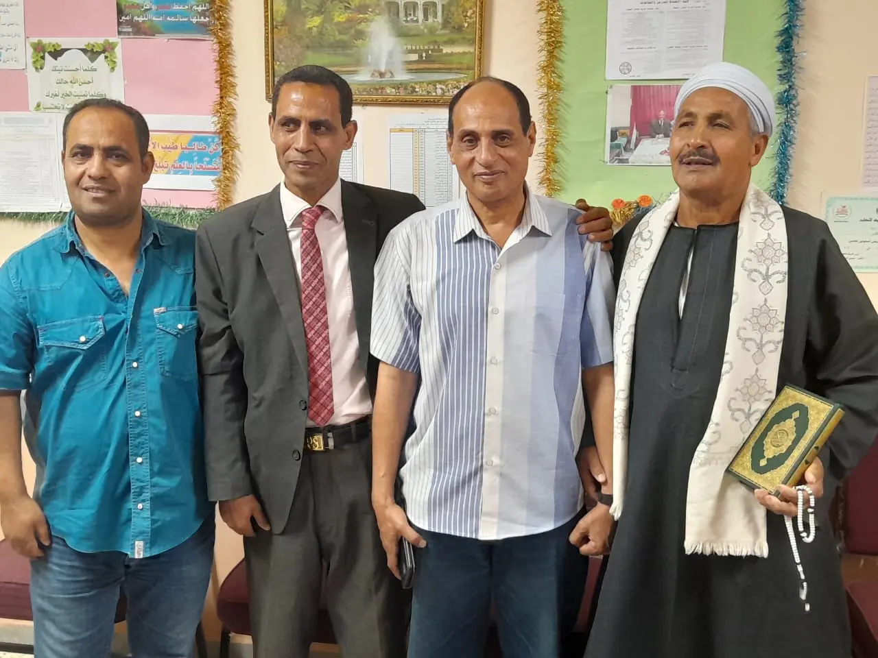 الأوسط قمولا الثانوية بنقادة تكرم المتفوقين وحفظة القرآن الكريم - 1000553856
