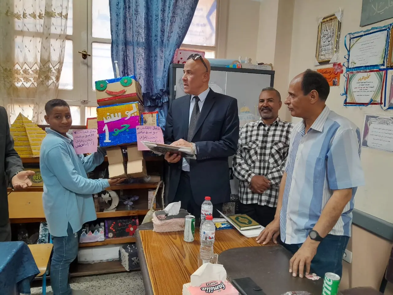 الأوسط قمولا الثانوية بنقادة تكرم المتفوقين وحفظة القرآن الكريم - 1000553883