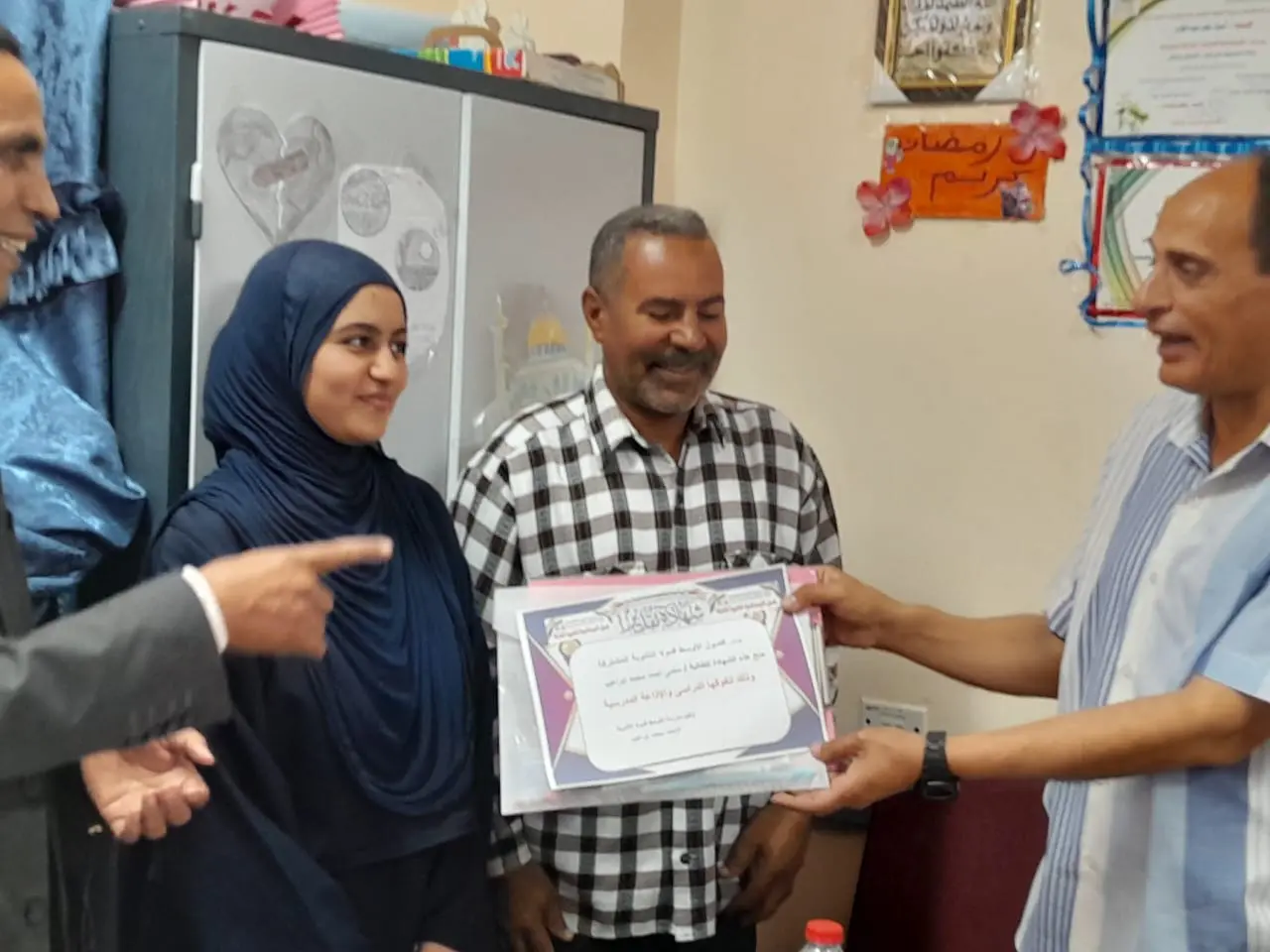 الأوسط قمولا الثانوية بنقادة تكرم المتفوقين وحفظة القرآن الكريم - 1000553889