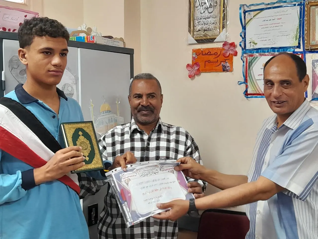 الأوسط قمولا الثانوية بنقادة تكرم المتفوقين وحفظة القرآن الكريم - 1000553892