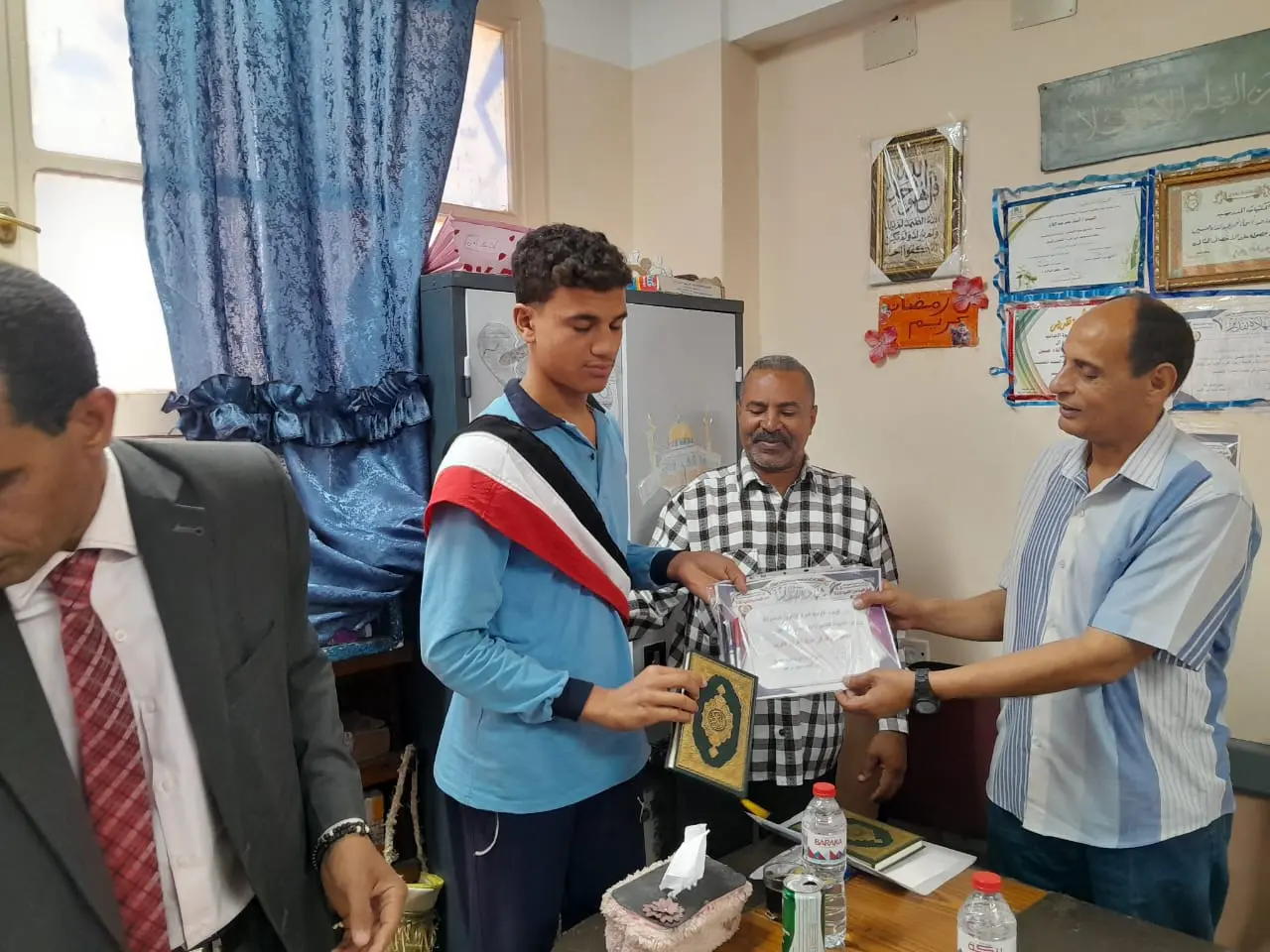 الأوسط قمولا الثانوية بنقادة تكرم المتفوقين وحفظة القرآن الكريم - 1000553895